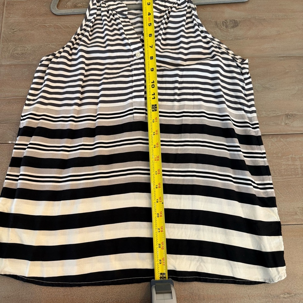 Old Navy B&W striped, sleeveless blouse split neck button-front detail Sz M EUC - Picture 7 of 10